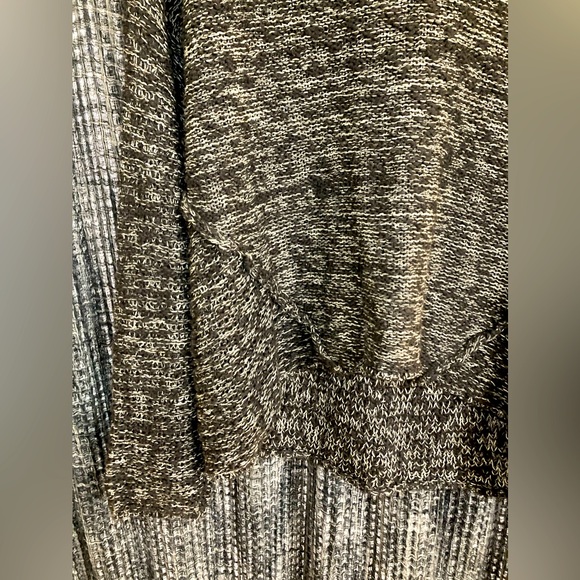 Universal Thread grey and white knitted v neck sweater size medium. - Picture 3 of 9